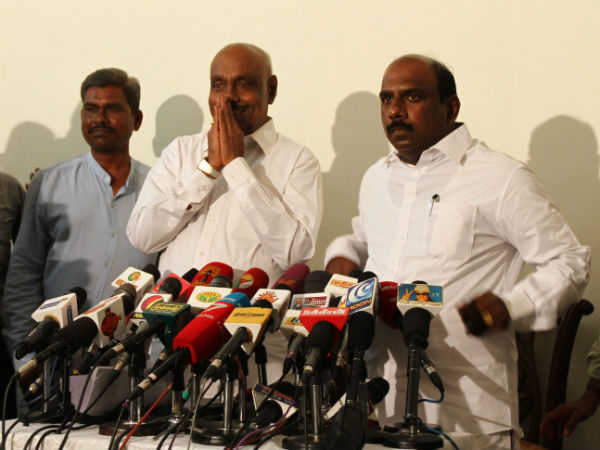 தள்ளி விட்டார்கள் 