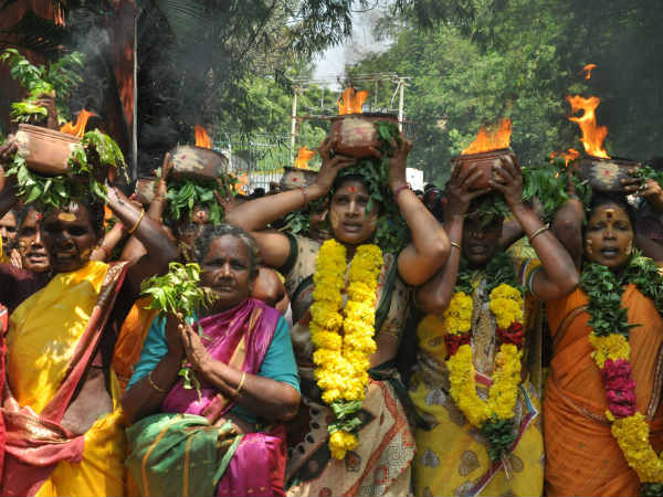  தீச்சட்டி எடுத்த மகளிரணி