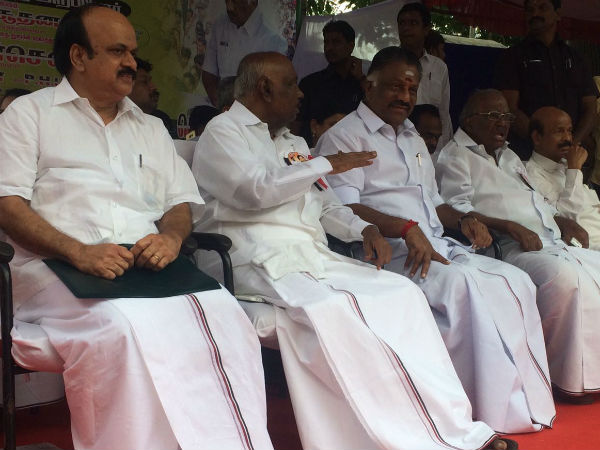 ஆவடியில் மாஃபா பாண்டியராஜன்