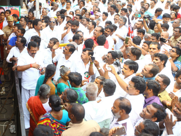 அலையாய் திரண்ட மக்கள் 