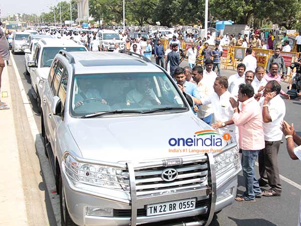 ஜெ. காரில் வந்த தினகரன் 