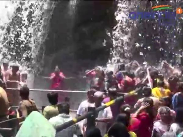 அருவிகளில் தண்ணீர் 