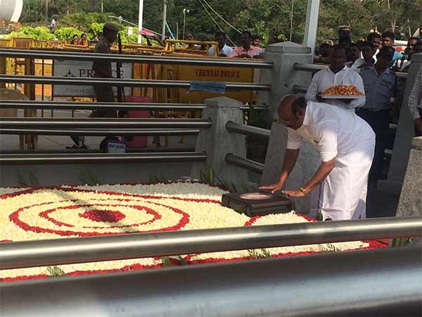 ஜெயலலிதாவிடம் ஆசி 