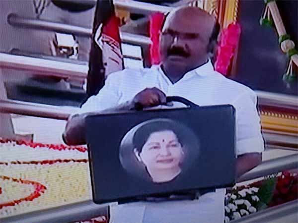 பெட்டியுடன் போஸ் 