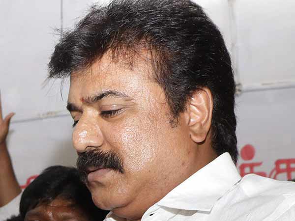 பணத்தை நம்பி போட்டியிடுகிறார்கள்