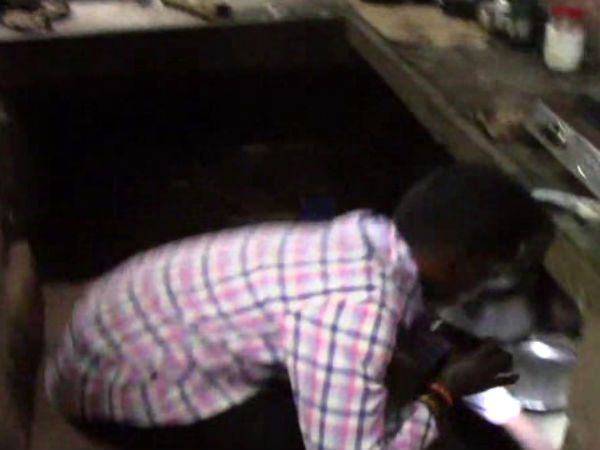 சிலிண்டர் கீழ் பாம்பு சிலிண்டர் கீழ் பாம்பு