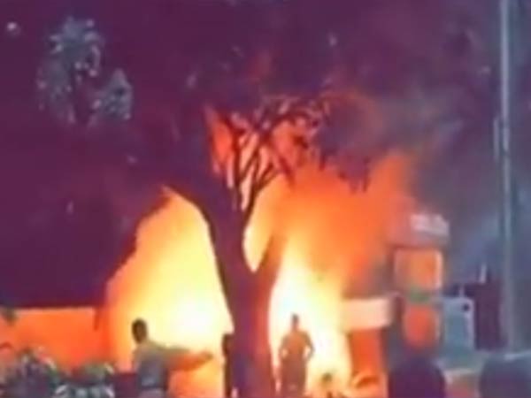 20 அடி தூரத்துக்கு தீ