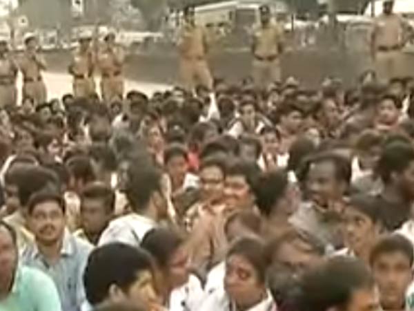 போலீசார் எங்கிருந்தனர்?