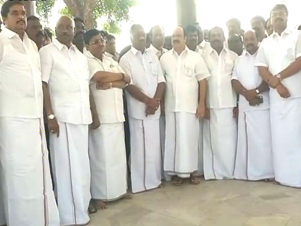 அண்ணா - எம்.ஜிஆர் நினைவிடம் 