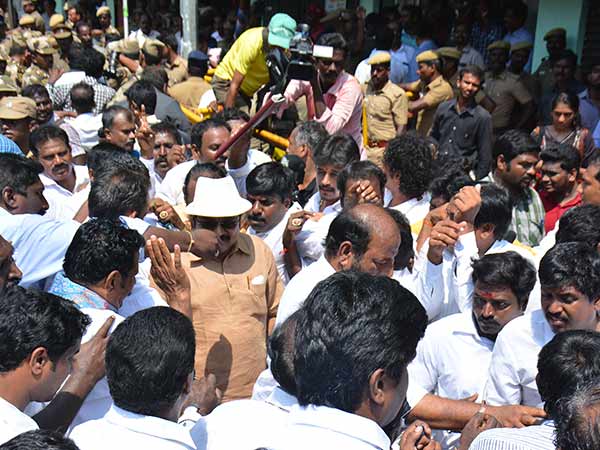 சசிகலா பெயரை இல்லை