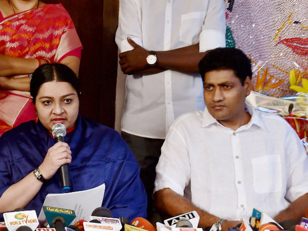 கணவர் பெயரை மறந்த தீபா 