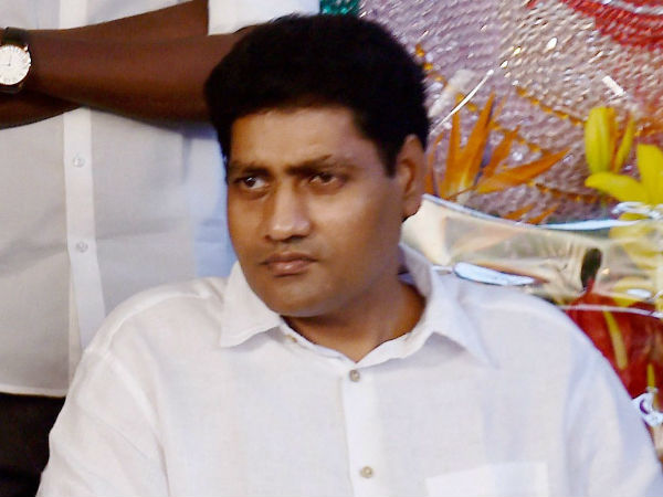 பணம் வாங்கியதாக குற்றச்சாட்டு