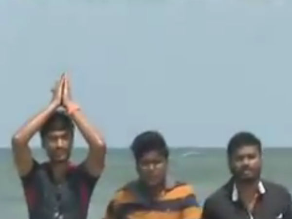 கடலின் உள்பகுதிக்கு சென்ற மாணவர்கள் 