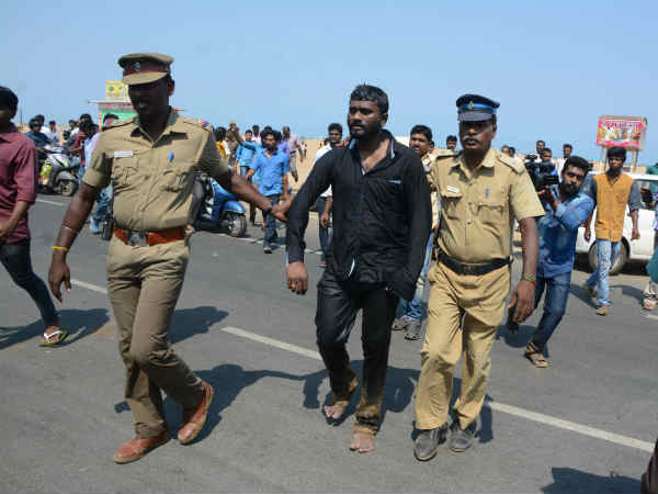 மாணவர்கள் கைது 