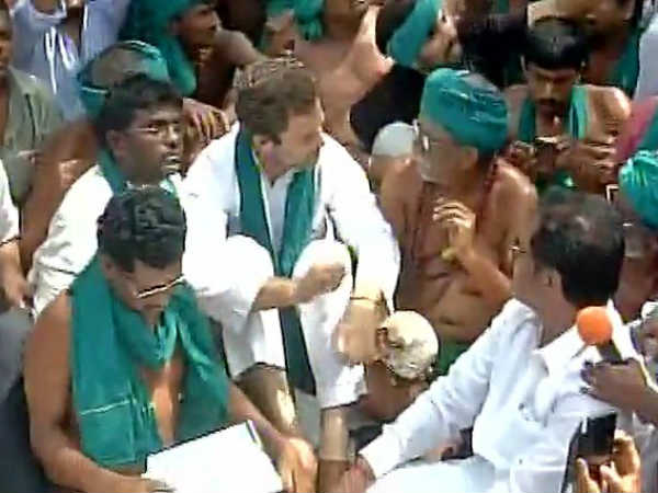 தரையில் அமர்ந்து போராட்டம் 