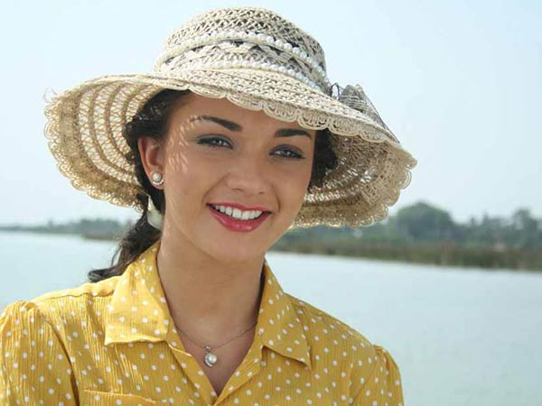 Amy Jackson to campaign for Dinakaran?