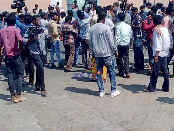 Students did road blockade in Chennai Marina Students did road blockade in Chennai Marina