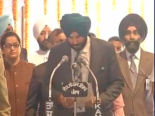 Punjab: Captain Amarinder Singh sworn in as chief minister, Navjot Singh Sidhu become minister