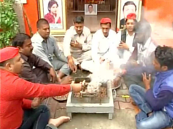 UP assembly election 2017: Samajwadi Party workers perform Homam in Lucknow UP assembly election 2017: Samajwadi Party workers perform Homam in Lucknow