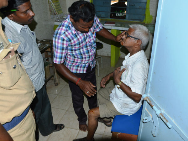 Traffic Ramasamy was attacked as he removed the banners in melmaruvathur Traffic Ramasamy was attacked as he removed the banners in melmaruvathur