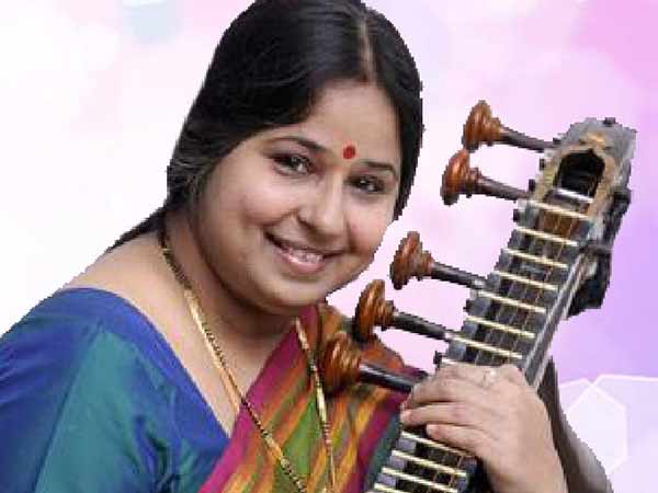 ஓபிஎஸ் டீமிலிருந்து நழுவி சசிகலா அணியில் போய் விழுந்த "வீணை"! | Veenai Gayathri has joined in ADMK Sasikala team - Tamil Oneindia