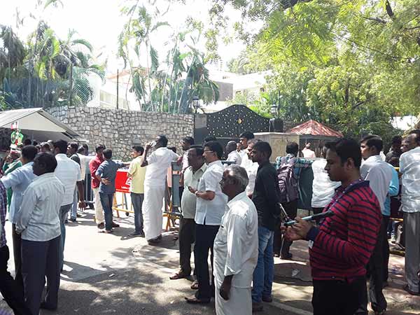 பராமரிக்க ஆள் இல்லை