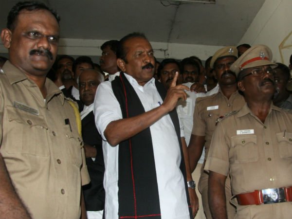 புழல் சிறையில்... 