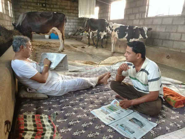 மாட்டுத் தொழுவத்தில் சுரேஷ் குமார் 