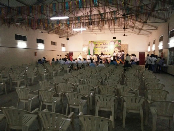 ஆளே இல்லாத டீக்கடை 