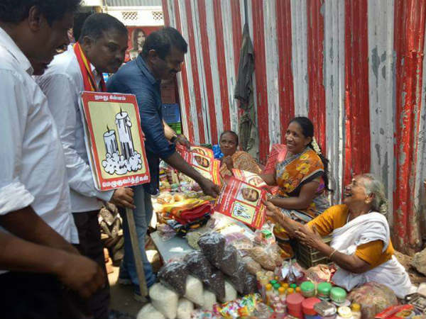 வீடு வீடாக வாக்கு சேகரிப்பு