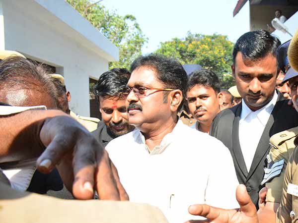 வாக்காளர்களை குழப்பும் செயல்