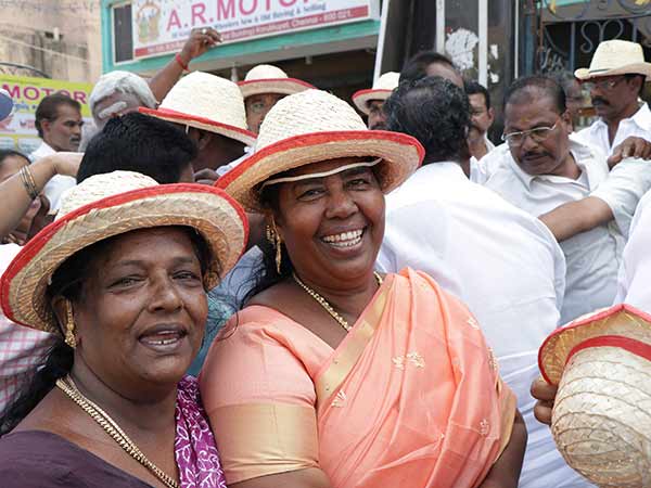 சாமியே இல்ல எப்படி கும்பிடுவது