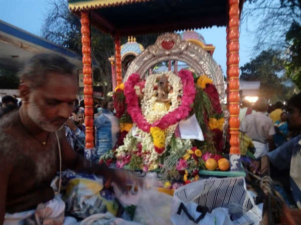  பக்தர்கள் அன்னதானம் 