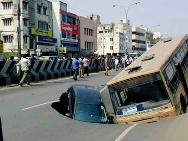 சிக்கிய பஸ், கார் சிக்கிய பஸ், கார்