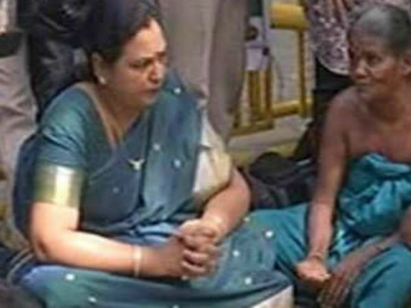 பச்சை நிறப்புடவையில்..