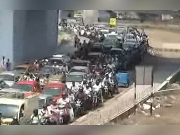 நீண்ட வரிசையில் நின்ற வாகனங்கள் நீண்ட வரிசையில் நின்ற வாகனங்கள்