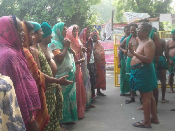 சேலை அணிந்து போராட்டம் சேலை அணிந்து போராட்டம்