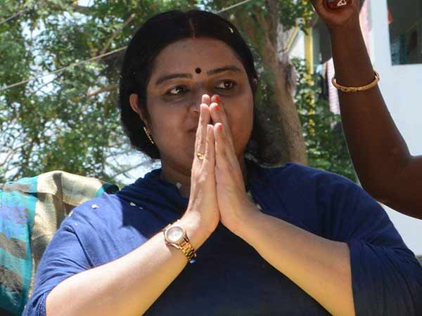 கதவை பூட்டிய தீபா 