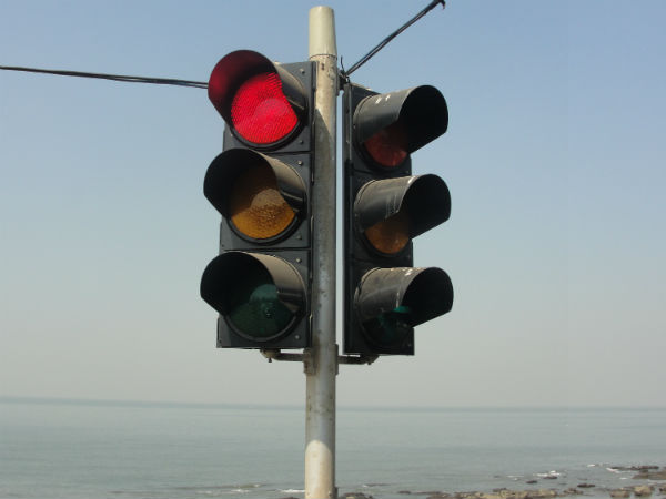 சாலை விதிகளை மதித்த சிறுவன் 