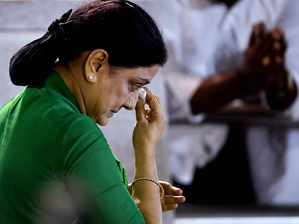 சசிகலாவின் பாசத்திற்கு உரியவர்