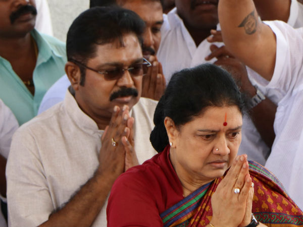 சசிகலா - தினகரன் விலக வேண்டும் 