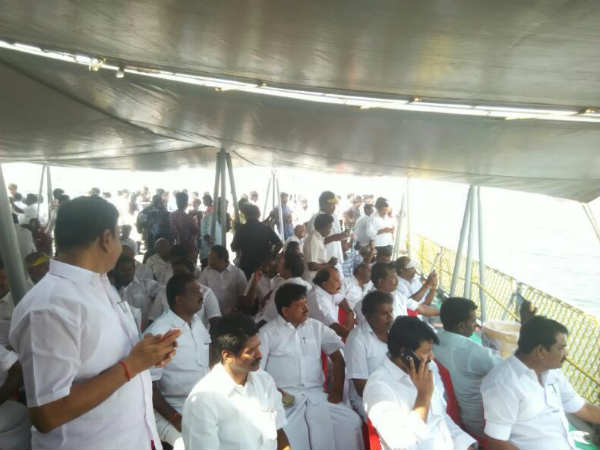 நடுக்கடலில் பேச்சு வார்த்தை