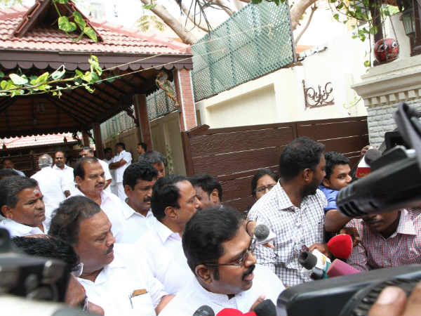 தினகரன் முதல் குற்றவாளி