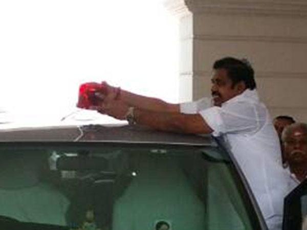தானே அகற்றிய முதல்வர் 
