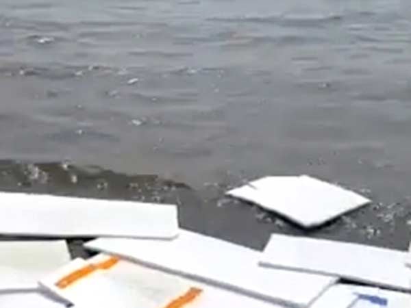 காற்றில் பறந்த அட்டைகள்