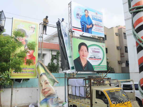 சசி அவுட், ஜெ. இன்