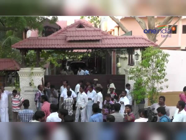 தினகரன் வீட்டில்.. 