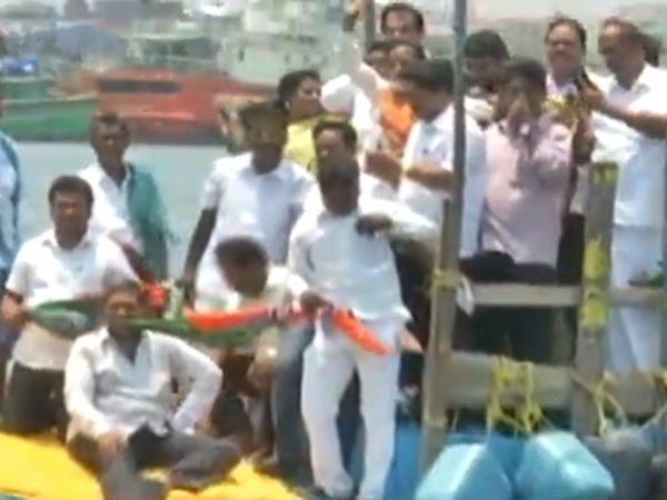 gangai Amaran and tamilisai on Monday stepped on a different campaign to R.K.Nagar by poll gangai Amaran and tamilisai on Monday stepped on a different campaign to R.K.Nagar by poll