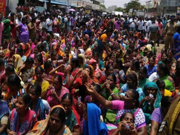 people protest against tasmac shop near tirupur