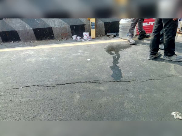 In Chennai Annasalai again a sudden crack on the road In Chennai Annasalai again a sudden crack on the road